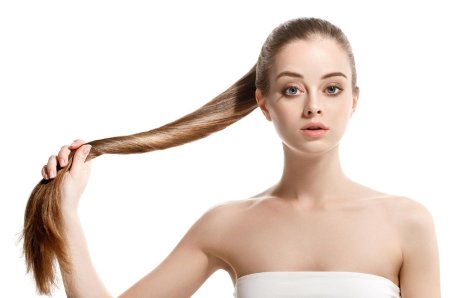 Девушка держит волосы