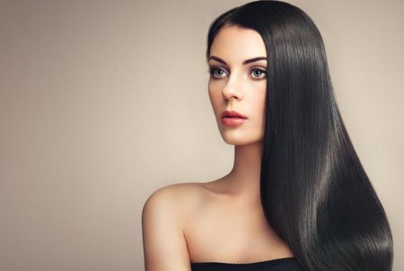 Девушка с гладкими волосами