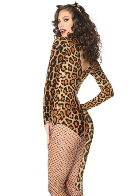 Девушка в леопардовом