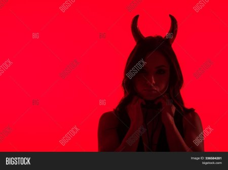 Девушка с рожками дьявола на Красном фоне