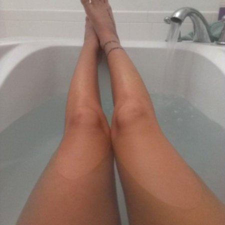 Ножки девушки в ванной