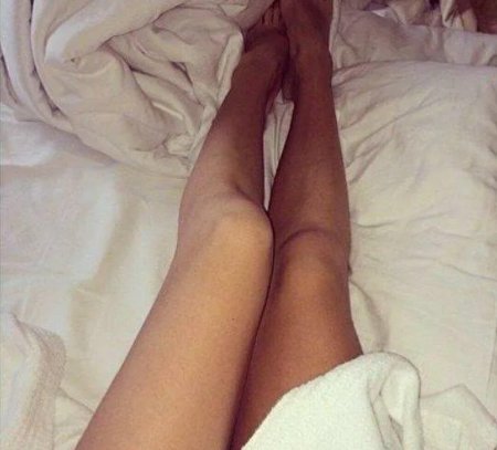 Ноги на кровати