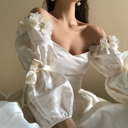 Платье с пышными рукавами