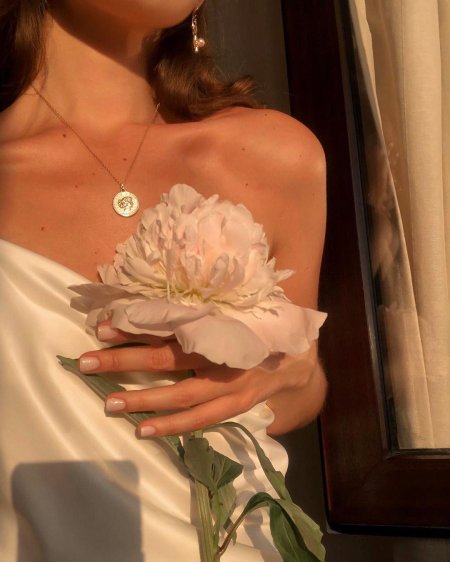 Девушка с цветами эстетика