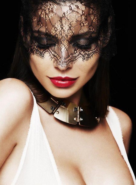 Девушка в кружевной маске