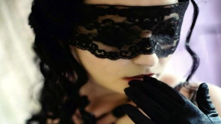 Devushka v Chorne Maske