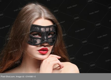 Девушка в карнавальной маске