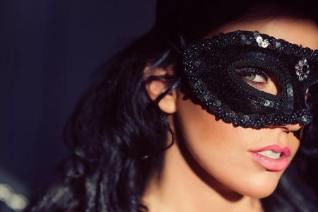 Девушка в черной маске