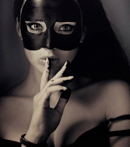 Девушка в черной маске