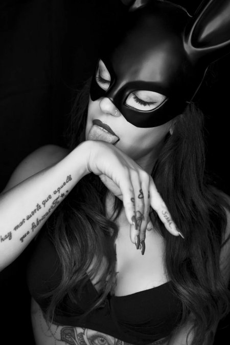 Женщина в маске