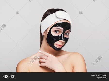 Девушка в черной маске на лице