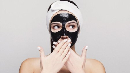 Девушка в черной маске на лице