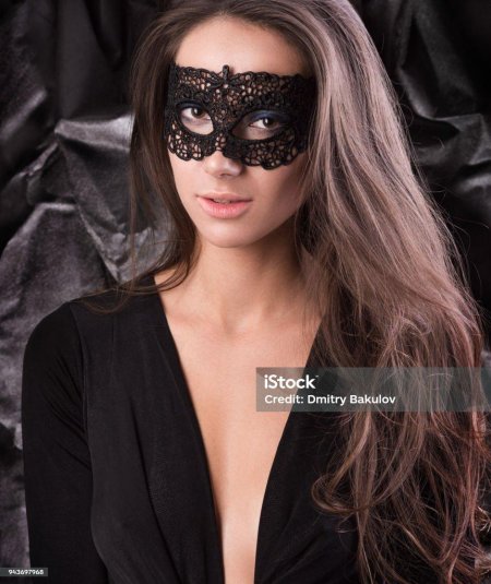 Девушка лицо чёрное маска домашний