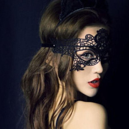 Девушка в маскарадной маске