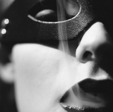 Девушка в черной маске