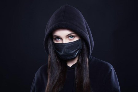 Девушка в маске и капюшоне