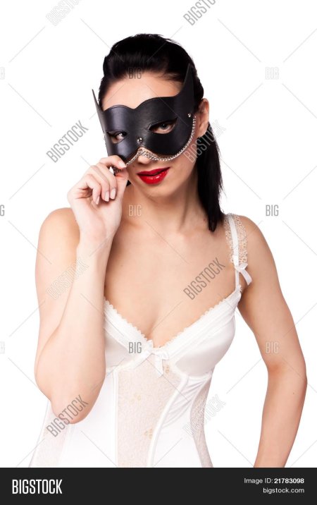 Девушка в прозрачной маске