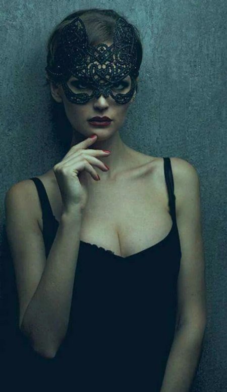 Девушка в кружевной маске