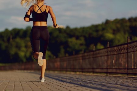 Девушка на пробежке