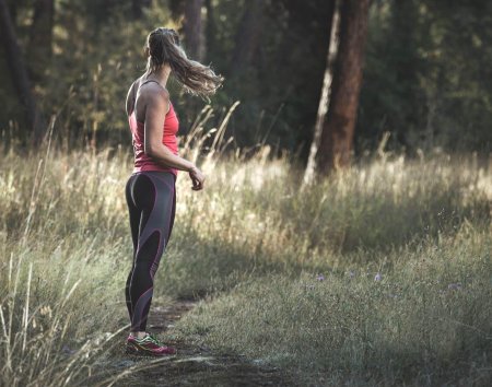Девушка бегает