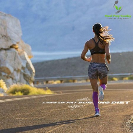 Девушка бежит