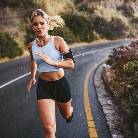 Девушка на пробежке