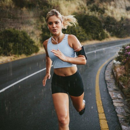 Бегущая девушка