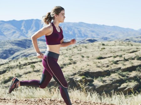 Женщина бежит