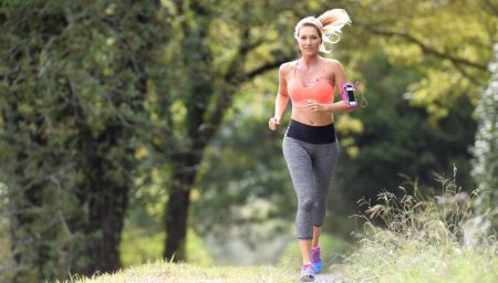 Девушка бежит