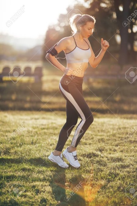 Девушка бежит в парке