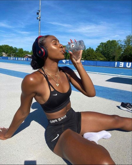 Девушка спортивная