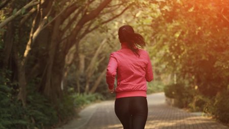 Бегущая женщина вид сзади