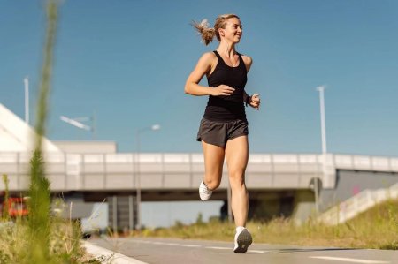 Девушка бежит