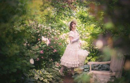 Девушка в саду
