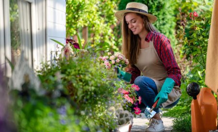 Красивая девушка в цветнике