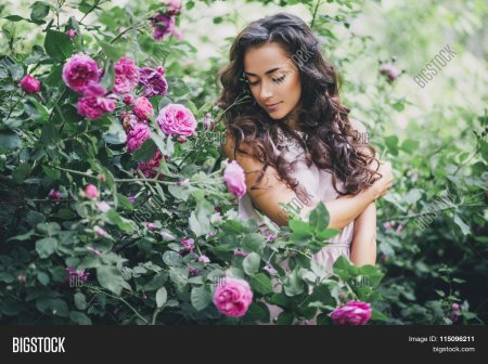 Девушка в саду