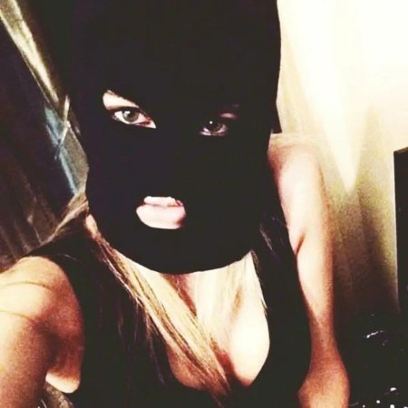 Девушка в маске