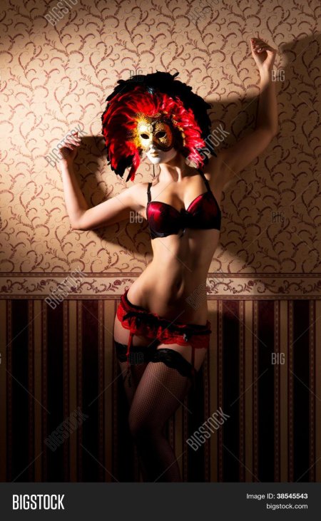 Рыжая девушка в маске белье