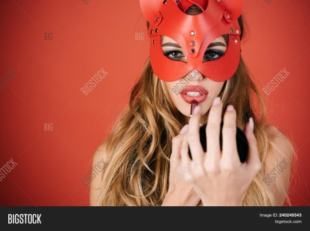 Девушка в маске кошки