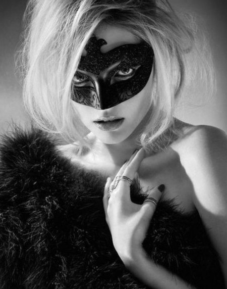 Девушка в маске