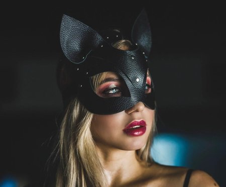 Девушка в маске кошки
