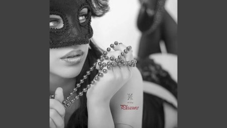 Красотка в черной маске