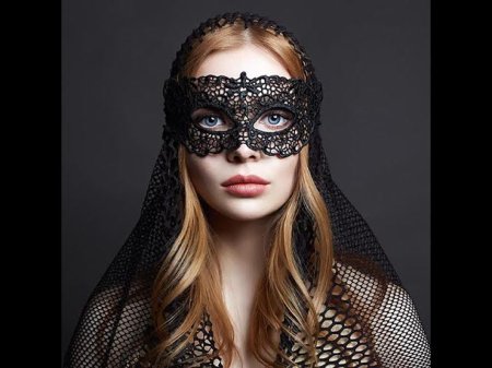 Девушка в кружевной маске