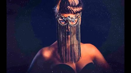 Девушка в маске