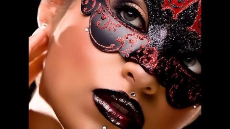 Камшот в маскарадных масках