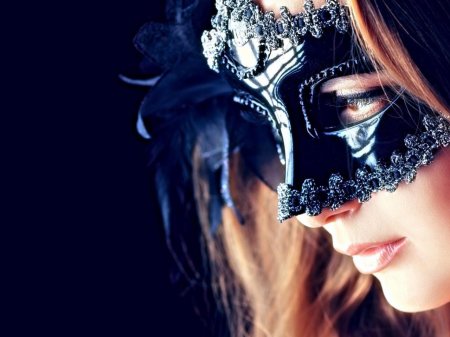 Девушка в карнавальной маске
