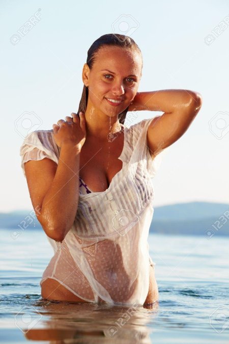 Девушка в мокрой рубашке