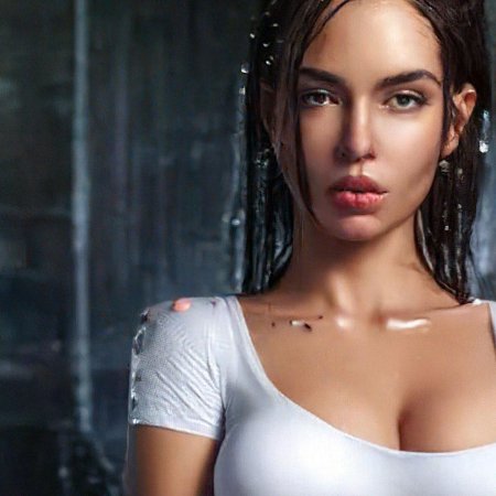 Девушка в белой мокрой майке