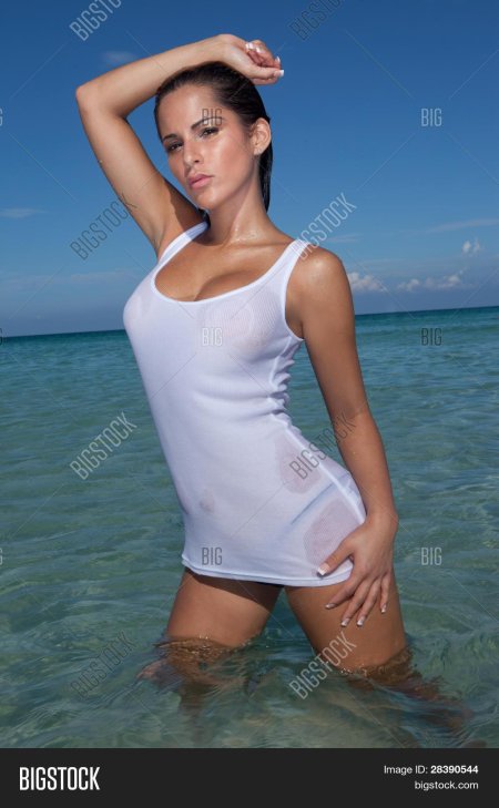 Женщины в мокрой одежде