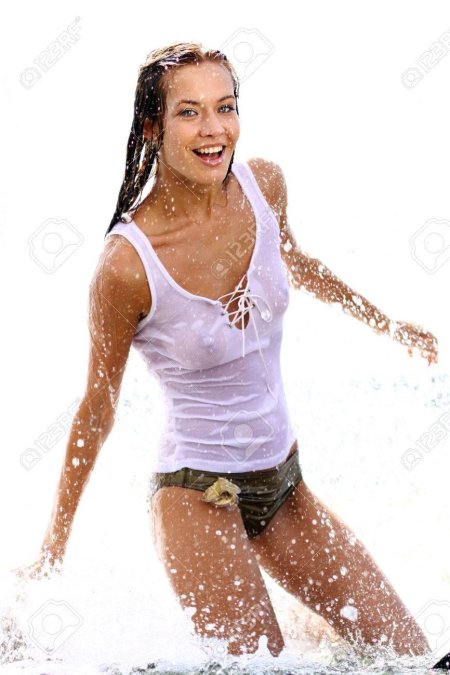 Девушка в мокрой одкджк